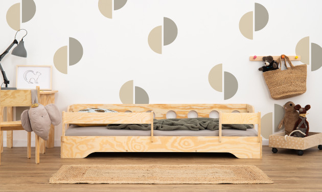 Drewniane łóżko TILA 5S wykonane ze sklejki sosnowej w kolorze naturalnego drewna z dodatkowymi barierkami